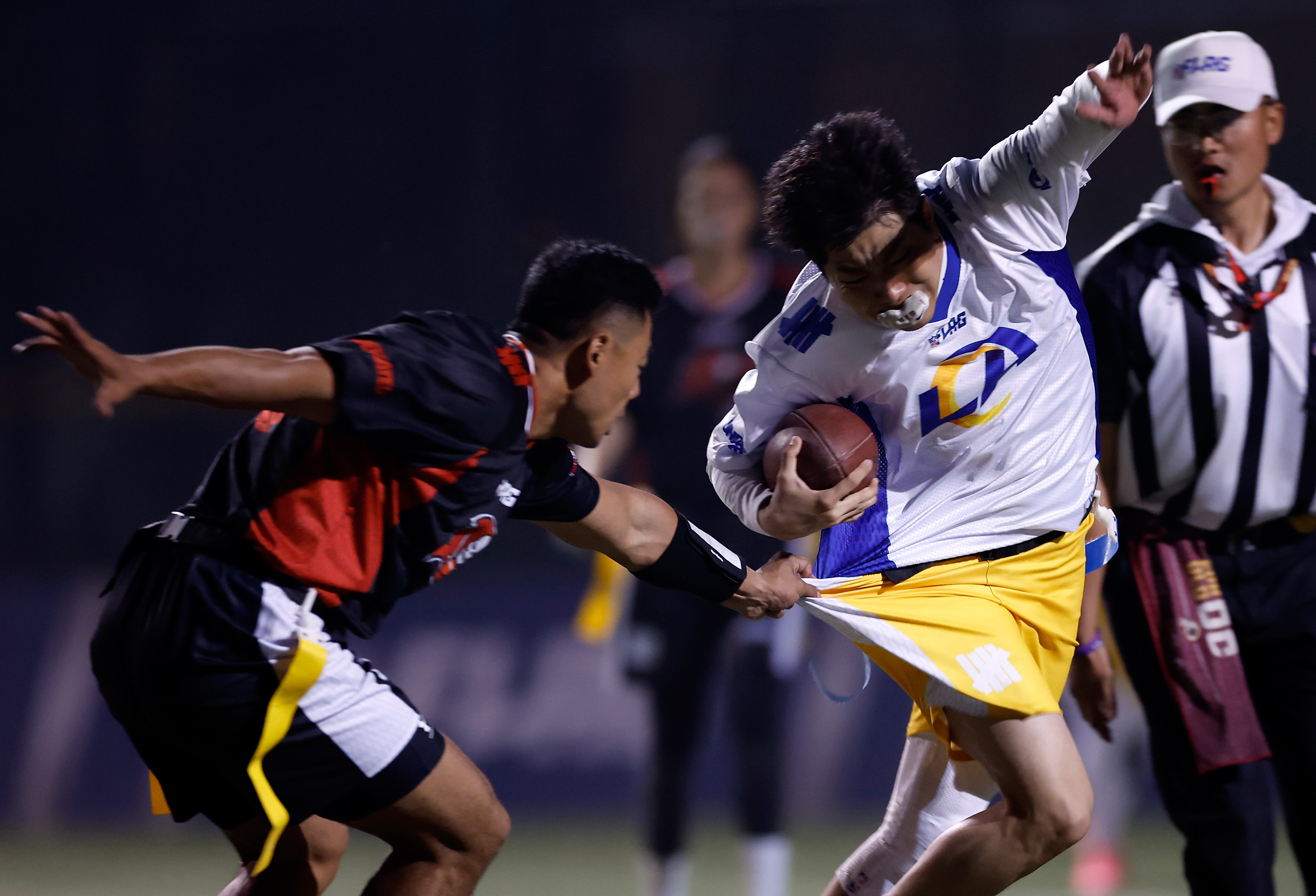 包含焦点大战：橄榄球上演巅峰碰撞的词条