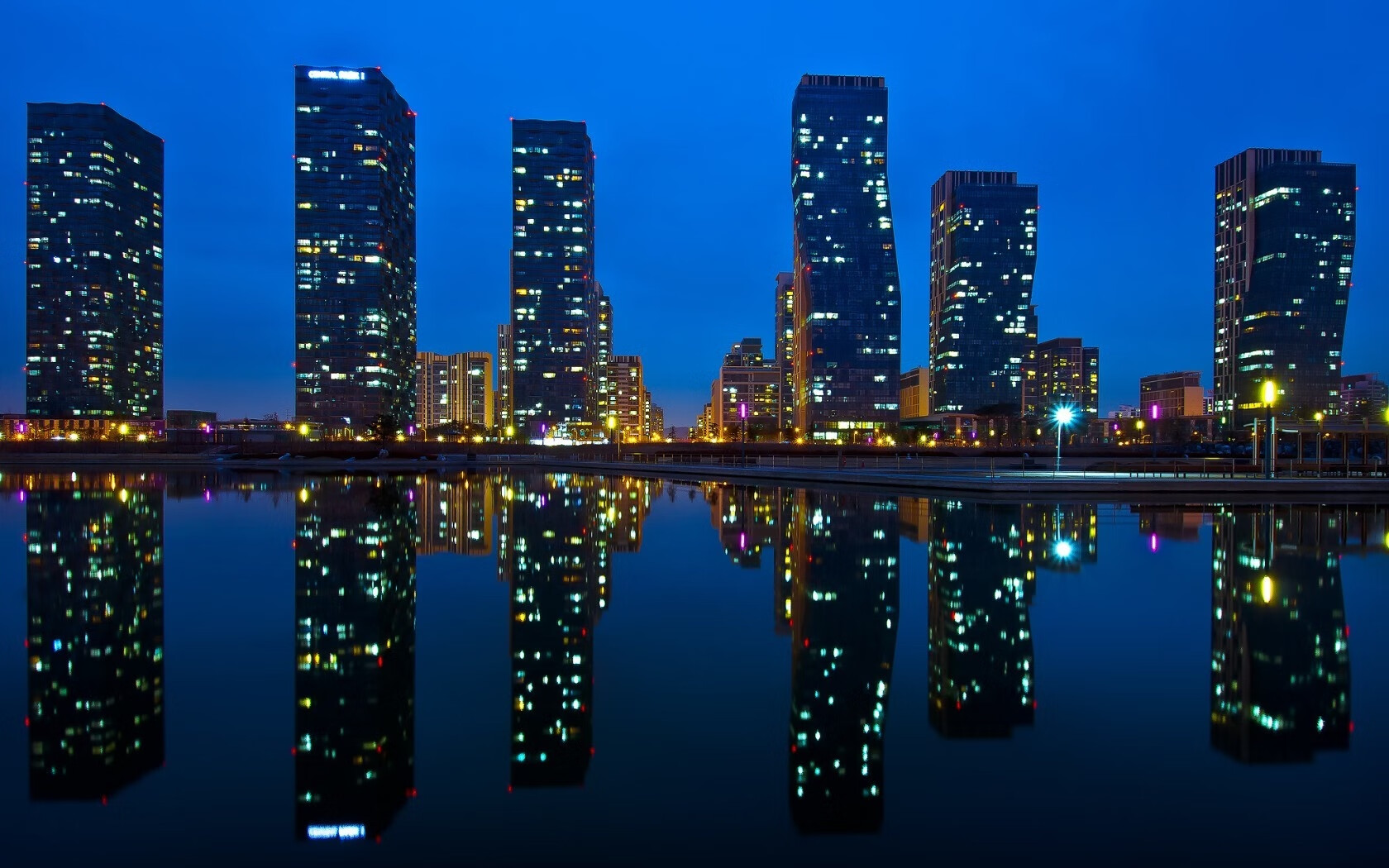 力量美学，阿圭罗的局部压制与波兰的整体控制术